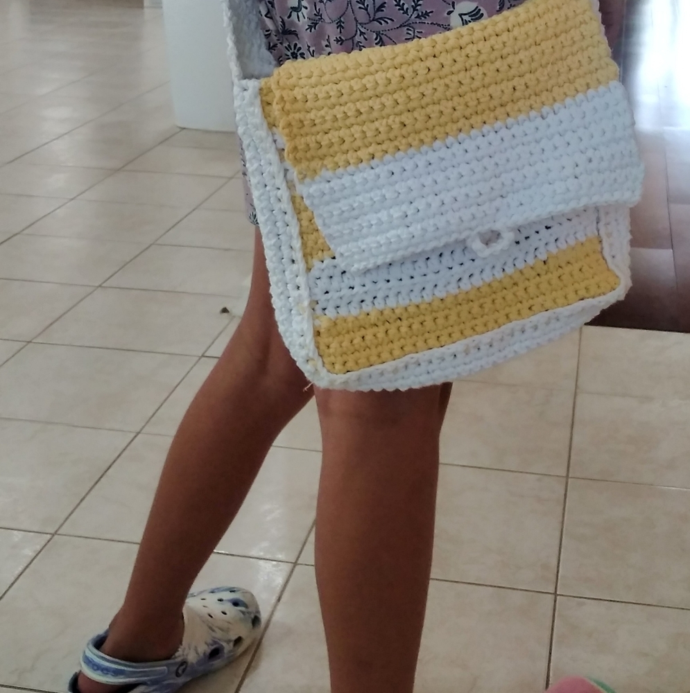 Beautiful yellow and white crochet purse for summer.  This purse is handmade
